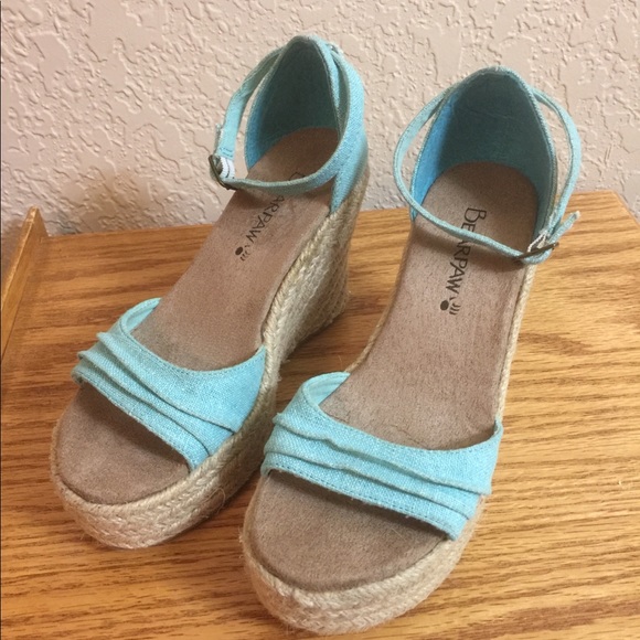 BearPaw Shoes - NWOT BearPaw women’s Tiffany Blue Sandals.